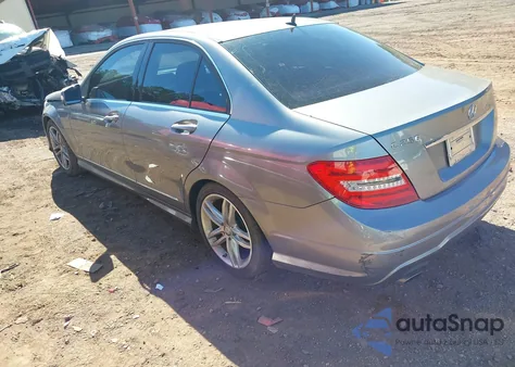 2014 Mercedes-Benz C 250 Sport z USA, uszkodzony, nr VIN WDDGF4HB3EG222112